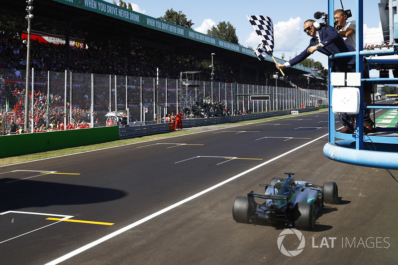 Hamilton llega primero a la bandera a cuadros. Empieza a ser un clásico en Monza