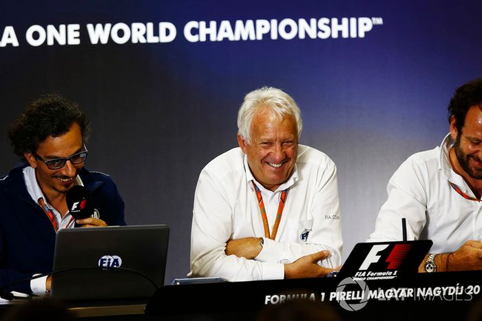 Laurent Mekies, Director de carrera adjunta de F1, FIA, Charlie Whiting, Director de carrera de la FIA y Matteo Bonciani, jefe de comunicaciones de la FIA y delegado de medios de comunicación, sede de una conferencia de prensa sobre la introducción del hal