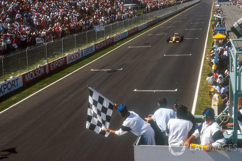 Nelson Piquet, Benetton B191 Ford, takes the chequered flag