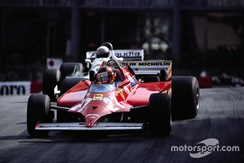1981 - Com 4 voltas para o fim, Gilles Villeneuve segura a Williams de Alan Jones