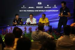 Director de Red Bull Christian Horner, Director Ejecutivo de McLaren Zak Brown y Cyril Abiteboul, Di