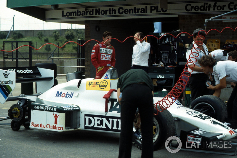 Final preparations are made to the Williams FW08C prior to Ayrton Senna, testing it for the first time