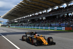 Nico Hulkenberg, Renault Sport F1 Team RS17 takes the chequered flag at the end of Qualifying