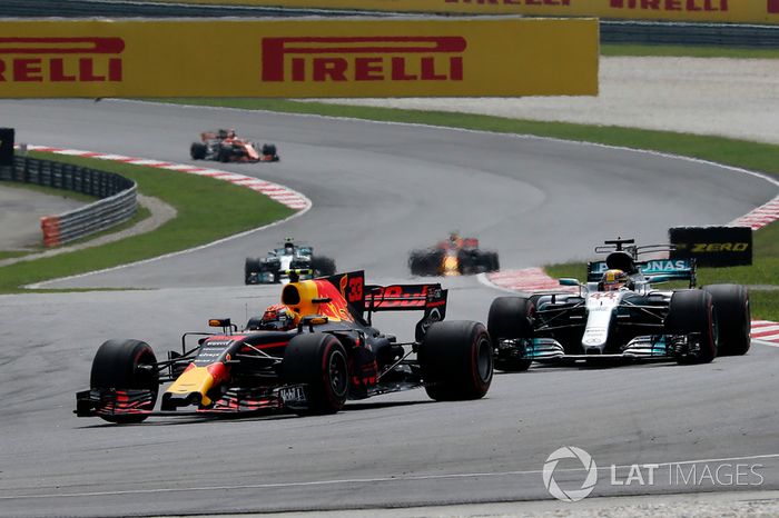 Max Verstappen, Red Bull Racing RB13 y Lewis Hamilton, Mercedes-Benz F1 W08