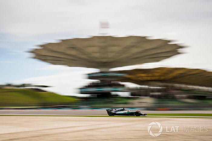 Enquanto isso, Lewis Hamilton voava na pista e cravava o recorde da pista para a pole, com 1min30s076