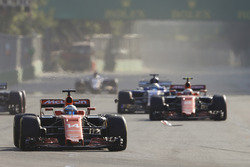 Фернандо Алонсо, McLaren MCL32, и Карлос Сайнс-мл., Scuderia Toro Rosso STR12