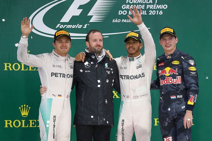 Podio: Nico Rosberg, Mercedes AMG F1, segundo; Lewis Hamilton, Mercedes AMG F1 ganador y Max Verstappen, Red Bull Racing, tercero