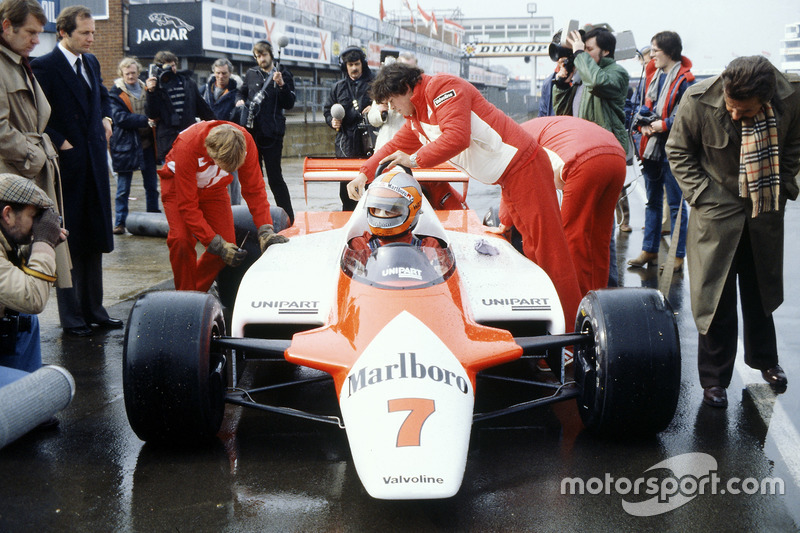 John Watson, McLaren MP4/1-Cosworth avec Ron Dennis dans la ligne des stands