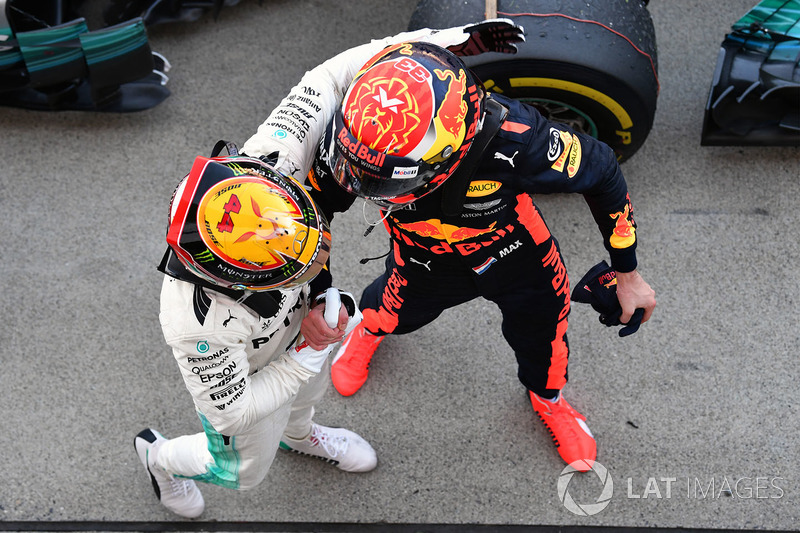 Vencedor Lewis Hamilton, Mercedes AMG F1 comemora com Max Verstappen, Red Bull Racing