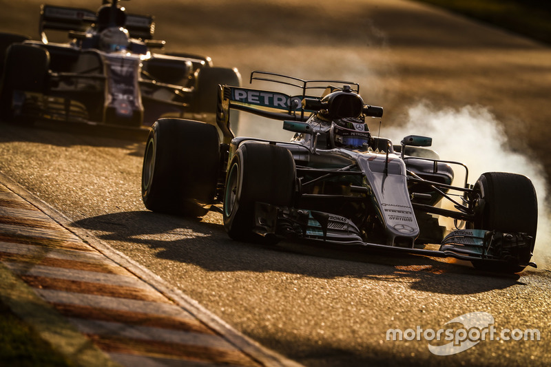 Valtteri Bottas, Mercedes F1 W08, devant Antonio Giovinazzi, Sauber C36