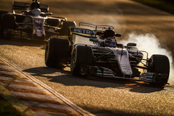 Valtteri Bottas, Mercedes F1 W08, devant Antonio Giovinazzi, Sauber C36