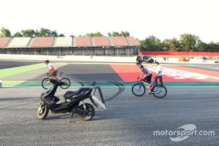 Marc Márquez y Alex Márquez reconociendo nueva chicane Barcelona