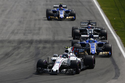 Лэнс Стролл, Williams FW40, Маркус Эрикссон, Sauber C36, Ромен Грожан, Haas F1 Team VF-17
