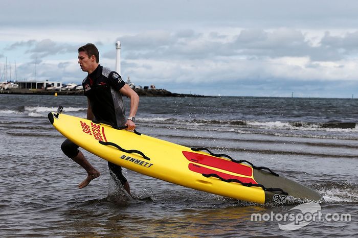 Daniil Kvyat, Scuderia Toro Rosso en la playa St Kilda con el Club de salvamento de St Kilda
