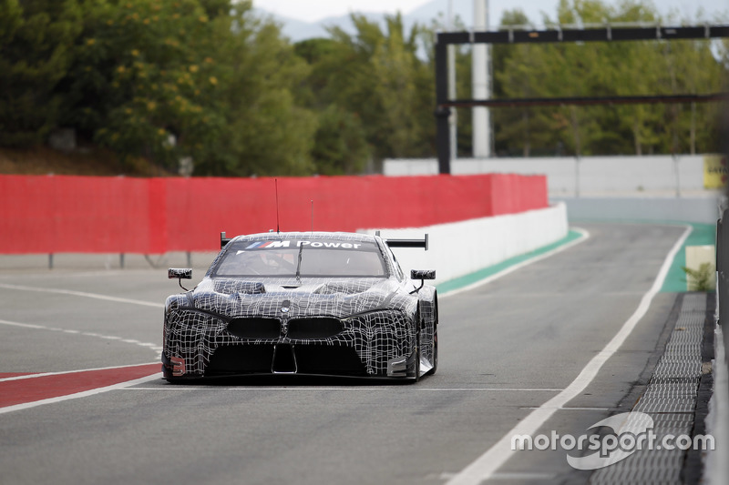 BMW M8 GTE in de pitstraat van Circuit de Barcelona-Catalunya