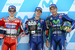 Le poleman Maverick Viñales, Yamaha Factory Racing, le deuxième, Jorge Lorenzo, Ducati Team, le troisième, Valentino Rossi, Yamaha Factory Racing