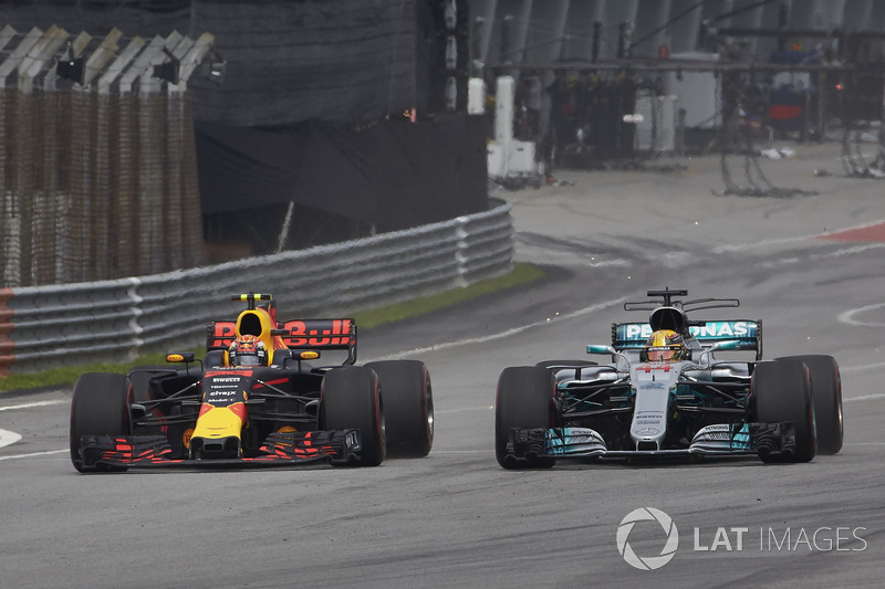 Na pista, Max Verstappen conseguiu algo raro. De Red Bull, ele superou Lewis Hamilton na pista.