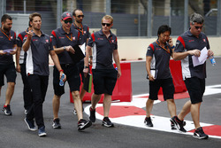 Ромен Грожан, Haas F1 Team, прогулюється трасою із колегами