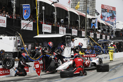 Graham Rahal, Rahal Letterman Lanigan Racing Honda, pit stop
