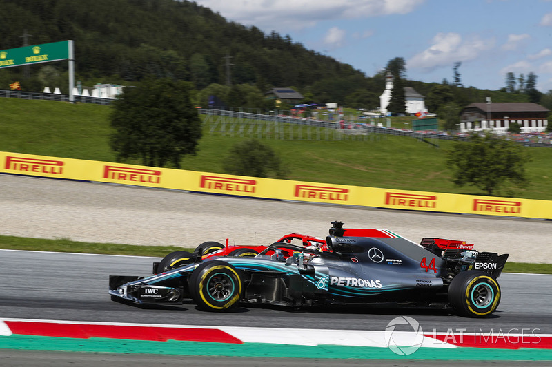Sebastian Vettel, Ferrari SF71H, pasa a Lewis Hamilton, Mercedes AMG F1 W09