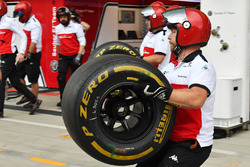 Sauber mekanikeri, Pirelli lastikleri