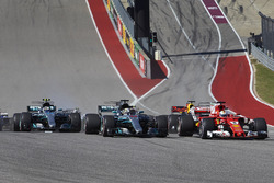 Sebastian Vettel, Ferrari SF70H, Lewis Hamilton, Mercedes AMG F1 W08, Valtteri Bottas, Mercedes AMG F1 W08, Daniel Ricciardo, Red Bull Racing RB13, at the start
