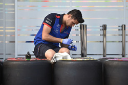 Meccanici della Scuderia Toro Rosso e le gomme Pirelli