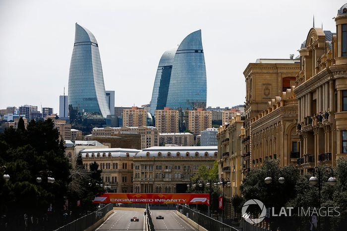 Fernando Alonso, McLaren MCL33 Renault, and Brendon Hartley, Toro Rosso STR13 Honda