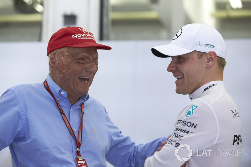 Niki Lauda, presidente no ejecutivo, Mercedes AMG, con Valtteri Bottas, Mercedes AMG F1