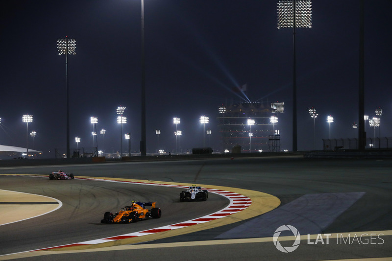 Stoffel Vandoorne, McLaren MCL33 Renault, leads Sergey Sirotkin, Williams FW41 Mercedes