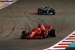 Sebastian Vettel, Ferrari SF71H, devant Valtteri Bottas, Mercedes AMG F1 W09