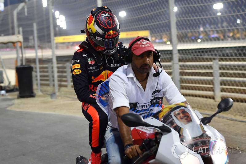 Max Verstappen, Red Bull Racing se estrelló en Q1 y es llevado en una moto