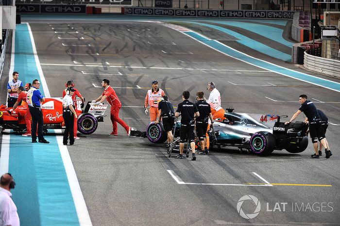 El coche de Sebastian Vettel, Ferrari SF70H y Lewis Hamilton, Mercedes-Benz F1 W08 son retirados de la pista