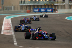 Pierre Gasly, Scuderia Toro Rosso STR12, Pascal Wehrlein, Sauber C36, Brendon Hartley, Scuderia Toro Rosso STR12