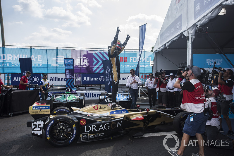 Jean-Eric Vergne, Techeetah, merayakan kemenangan di parc ferme