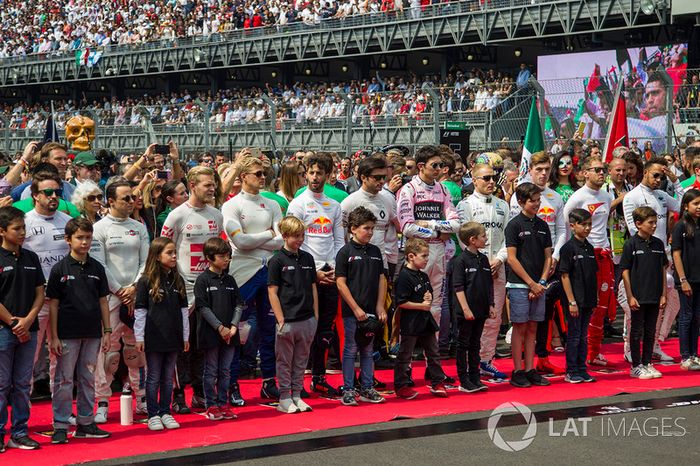 Pilotos en la ceremonia del Himno Nacional