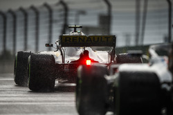 Carlos Sainz Jr., Renault Sport F1 Team R.S. 18 on intermediate tyres