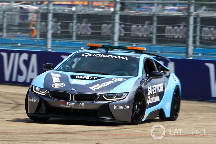 Nico Rosberg, Champion du monde de F1 au volant du Safety Car BMW i8 Qualcomm