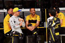 Nico Hulkenberg, Renault Sport F1 Team, Cyril Abiteboul, Renault Sport F1 Managing Director and Carlos Sainz Jr., Renault Sport F1 Team on the Renault Sport F1 Team pit wall gantry