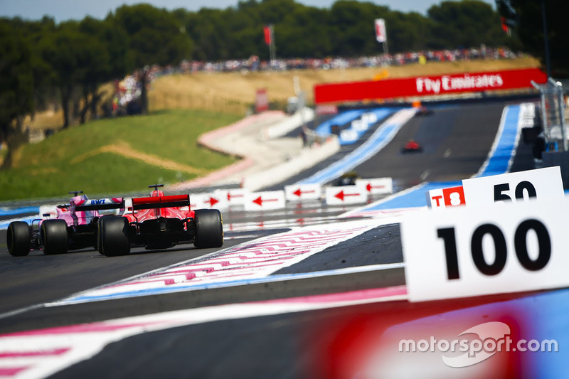 Sergio Perez, Force India VJM11, y Kimi Raikkonen, Ferrari SF71H