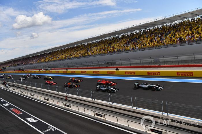 Lewis Hamilton, Mercedes-AMG F1 W09, lidera al inicio de la carrera