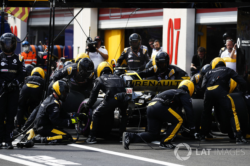 Carlos Sainz Jr., Renault Sport F1 Team R.S. 18, makes a pit stop