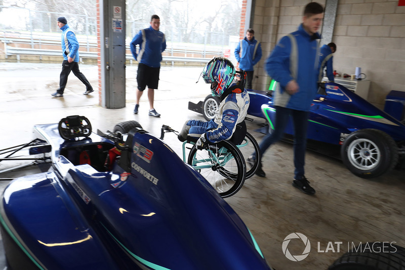 Billy Monger fa il suo ritorno in una monoposto testando una Carlin MSV Formula 3