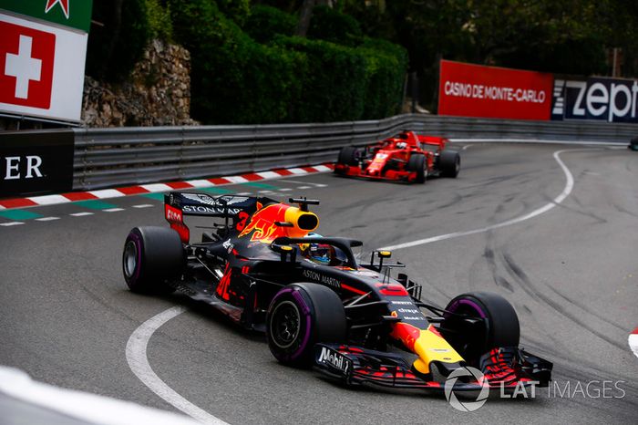 Daniel Ricciardo, Red Bull Racing RB14, lidera a Sebastian Vettel, Ferrari SF71H