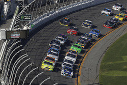 Ryan Blaney, Team Penske Ford Fusion, Alex Bowman, Hendrick Motorsports Chevrolet Camaro, restart