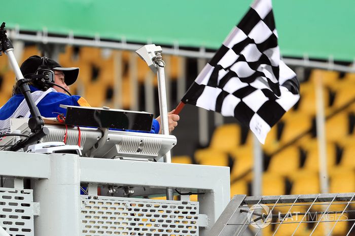 Oficial agita la bandera a cuadros al final de PL2