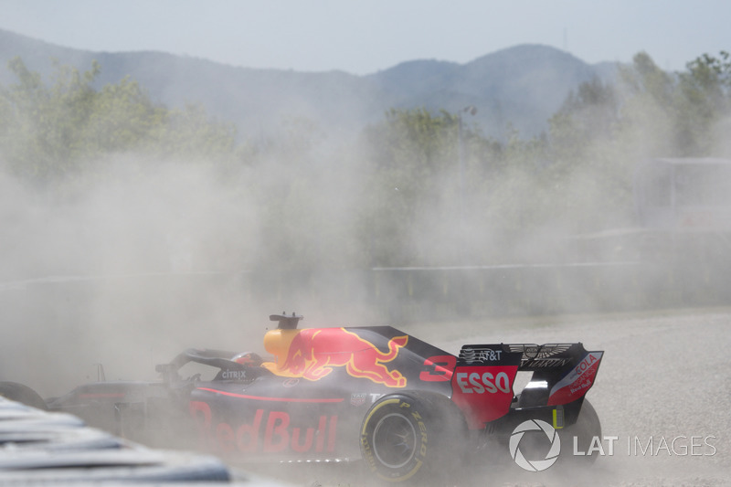 Daniel Ricciardo, Red Bull Racing RB14  choca en la PL1