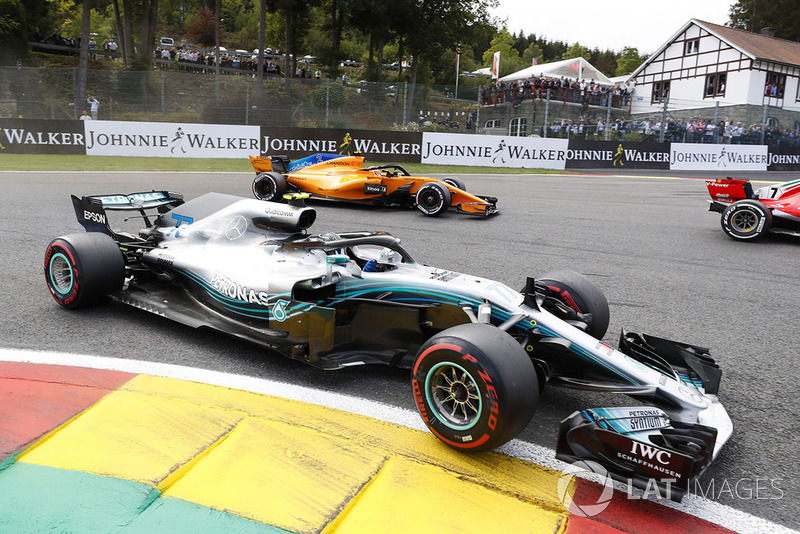 Valtteri Bottas, Mercedes AMG F1 W09, por delante de Stoffel Vandoorne, McLaren MCL33