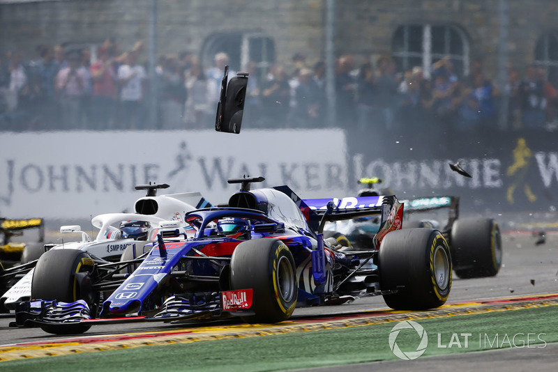 Brendon Hartley, Toro Rosso STR13, por delante de Lance Stroll, Williams FW41, al inicio
