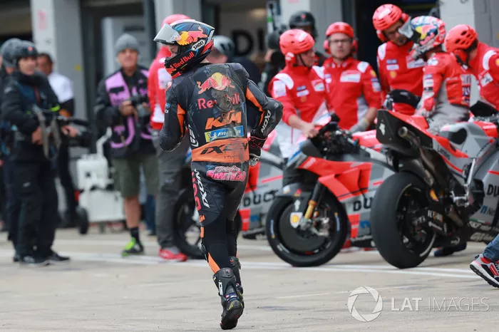 Bradley Smith, Red Bull KTM Factory Racing, después de la caída